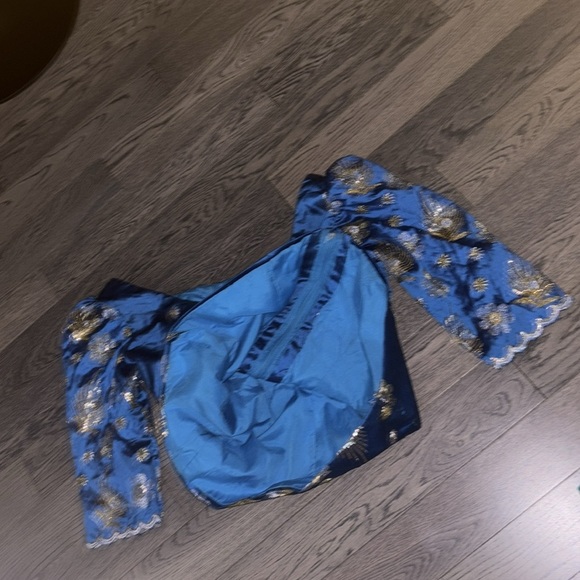 Elegant Blue and Gold 1980’s style silk floral blouse with puff 3/4 sleeves - Picture 13 of 16